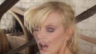 Blonde mit dicken Titten