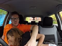 Sie lutscht dem Fahrlehrer die Latte im Auto